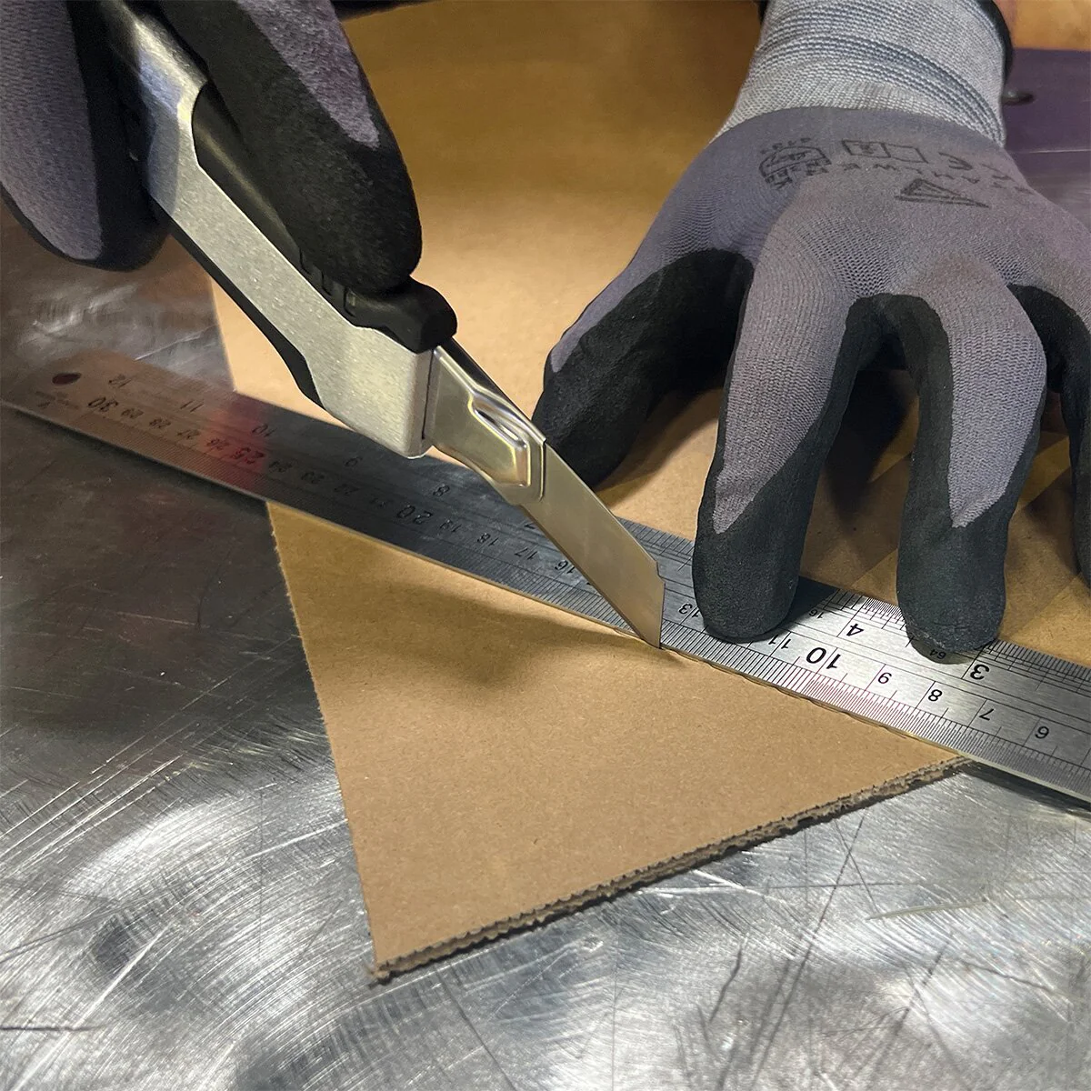 STAHLWERK Premium-Cuttermesser PCM-182 ST 3er Set mit 18 mm Abbrechklingen Profi Cutter | Teppichmesser | Sicherheitsmesser | Paketmesser | Kartonmesser - Image 9